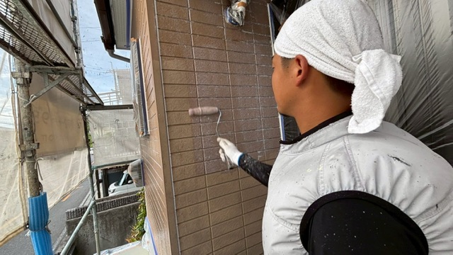 【阪南市山中渓】外壁のシーラーの塗装と、黒く汚れた天井の塗装工事をしました