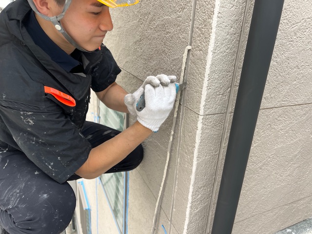 【東大阪市豊浦町】ひび割れの発生したサイディングの継ぎ目の補修工事をしました