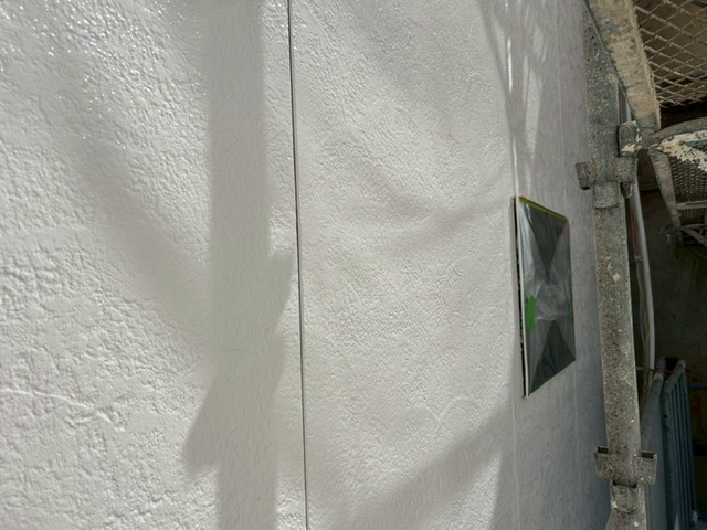 【守口市南寺方東通】お家の壁の中塗り・上塗りと砂の部分に下地材を塗装しました