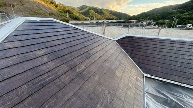 【阪南市山中渓】スレート瓦にシーラー2回塗装と棟板金に錆止めを塗装しました