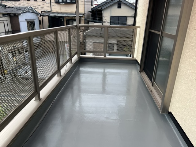 【東大阪市豊浦町】汚れの蓄積したベランダの床を綺麗に防水工事しました