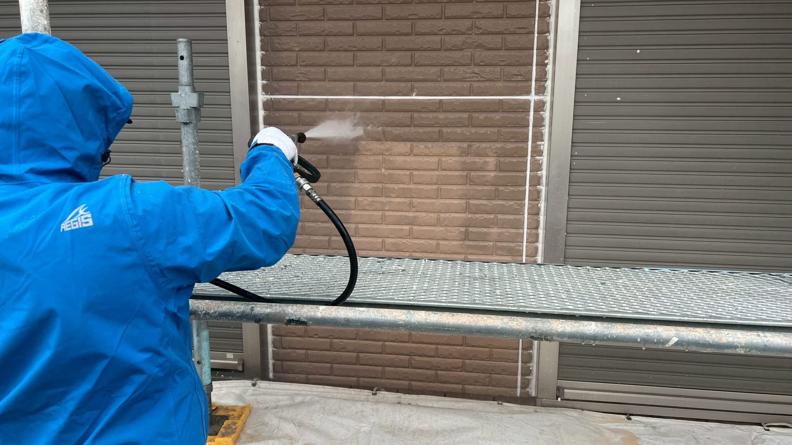 【岸和田市尾生町】チョーキングにより粉っぽくなった外壁に高圧洗浄をしました