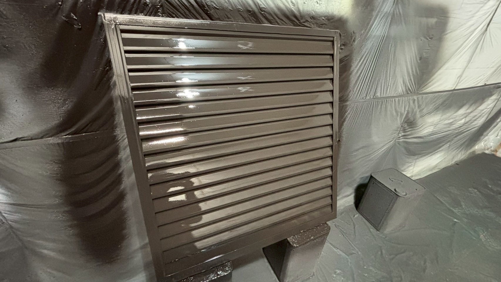 【阪南市山中渓】雨戸と門扉の塗装工事を倉庫内で行いました