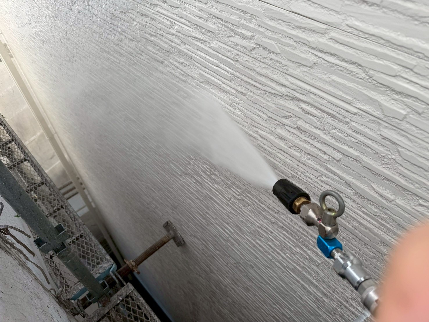 【泉佐野市若宮町】屋根・外壁に付着した汚れを高圧洗浄にてしっかり落としました