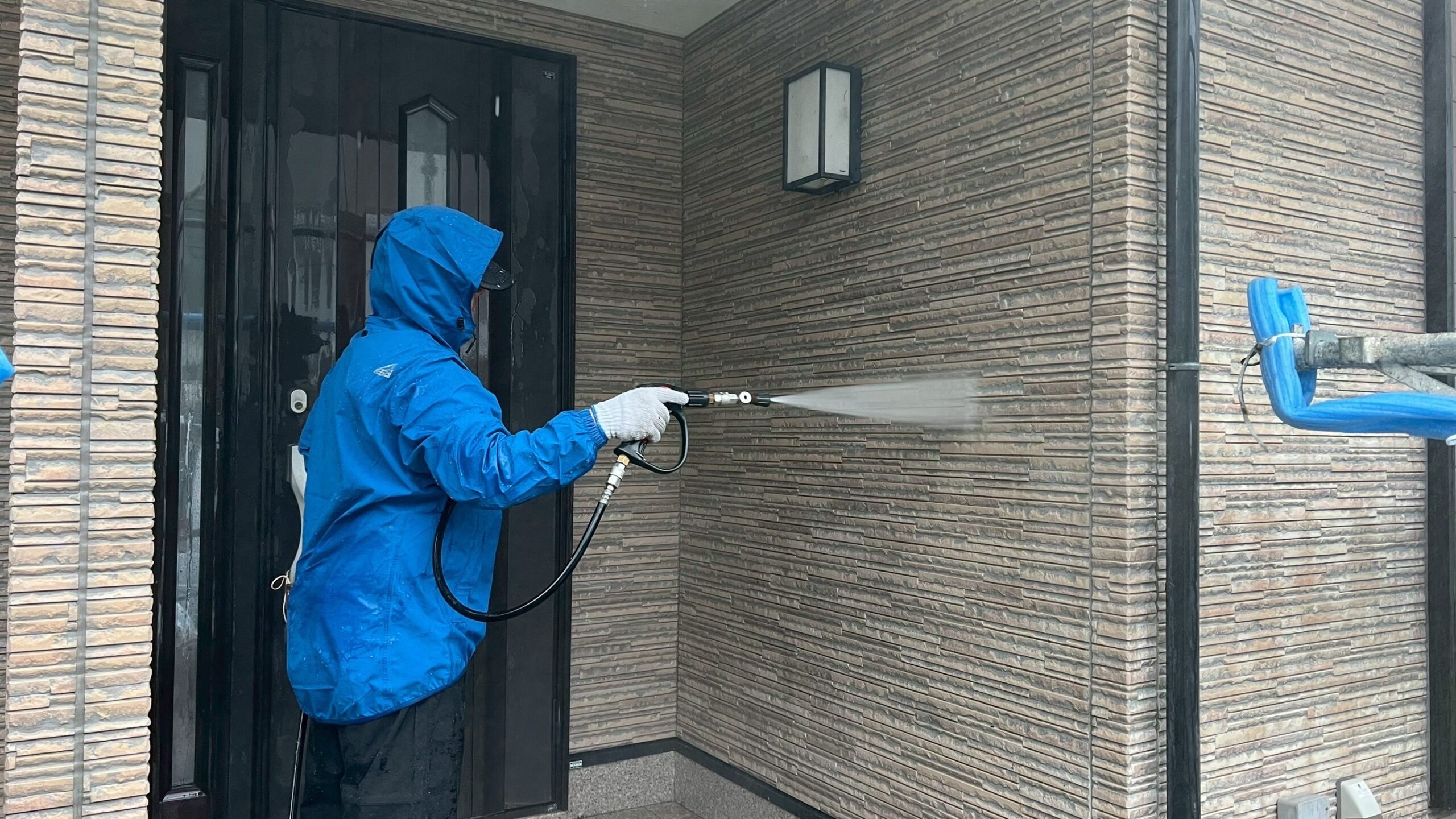 【阪南市山中渓】外壁と鳥のフンで汚れたベランダ笠木などを高圧洗浄しました