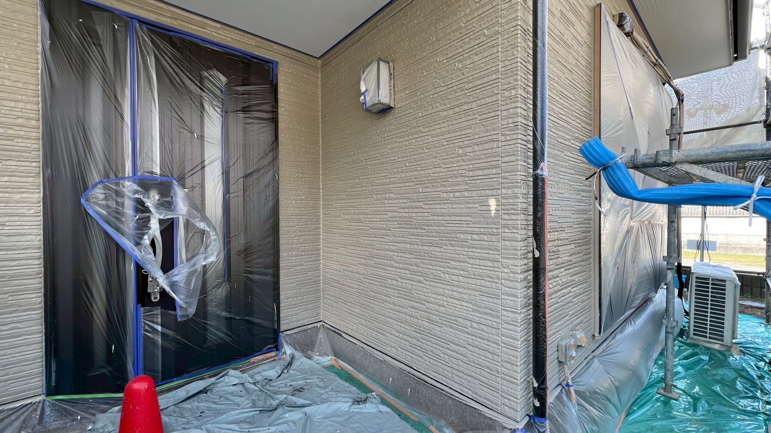 【阪南市山中渓】凹凸感のある外壁の中塗りと上塗りを塗装しました