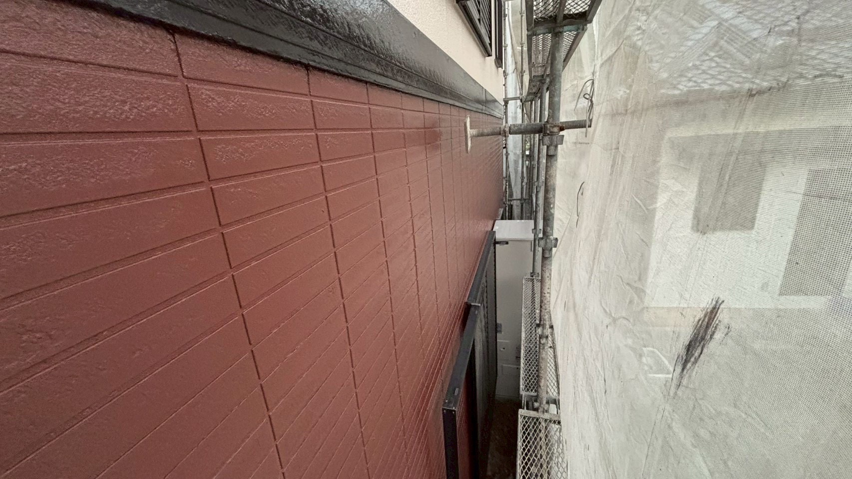 【阪南市山中渓】窯業系サイディングのお家に塗料の中塗りと上塗りをしました