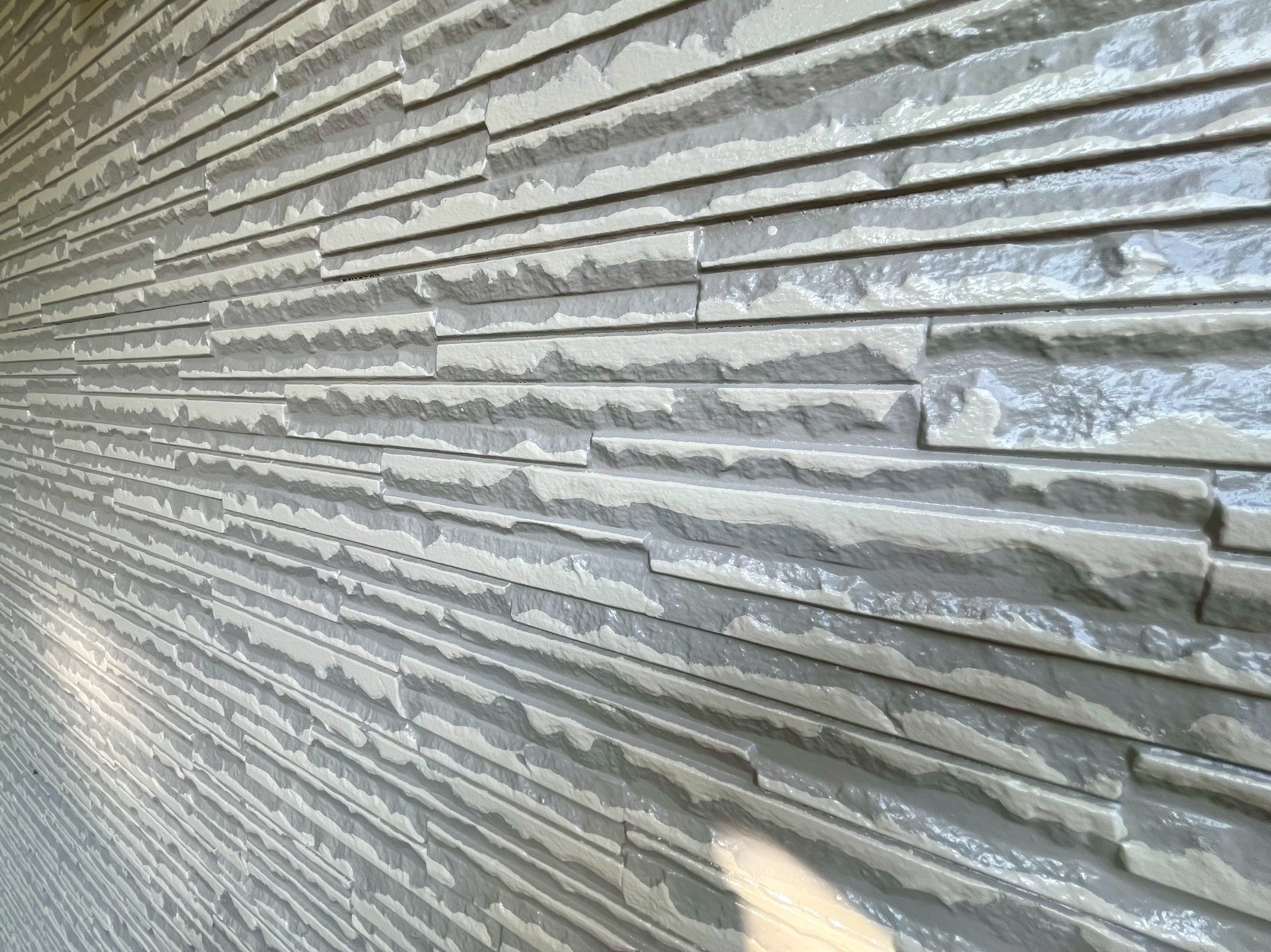 【阪南市山中渓】窯業系サイディングに2色の色を付けて多彩仕上げに塗装しました