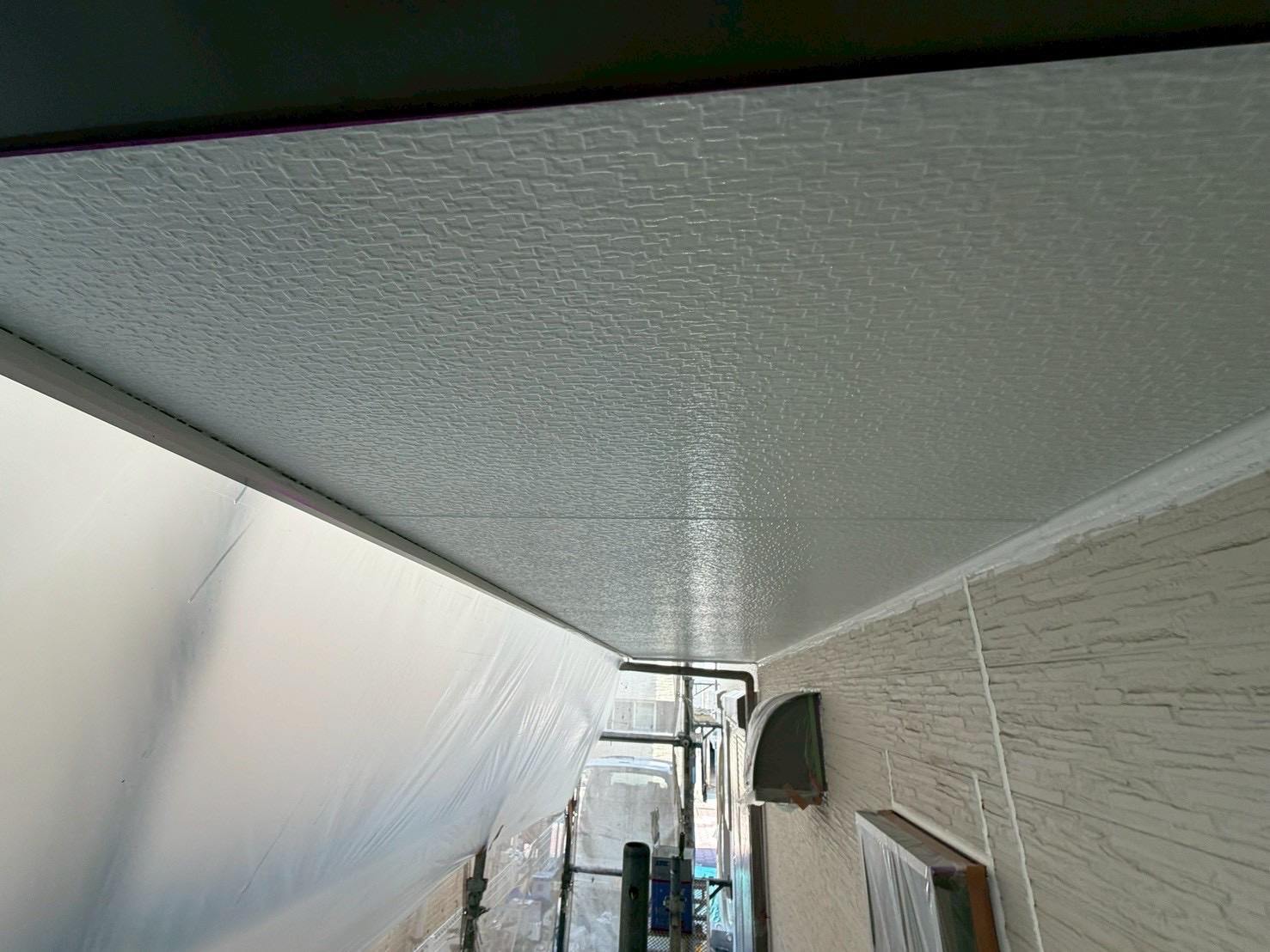 【泉佐野市若宮町】天井の塗装と外壁1回目のシーラー塗装をしました