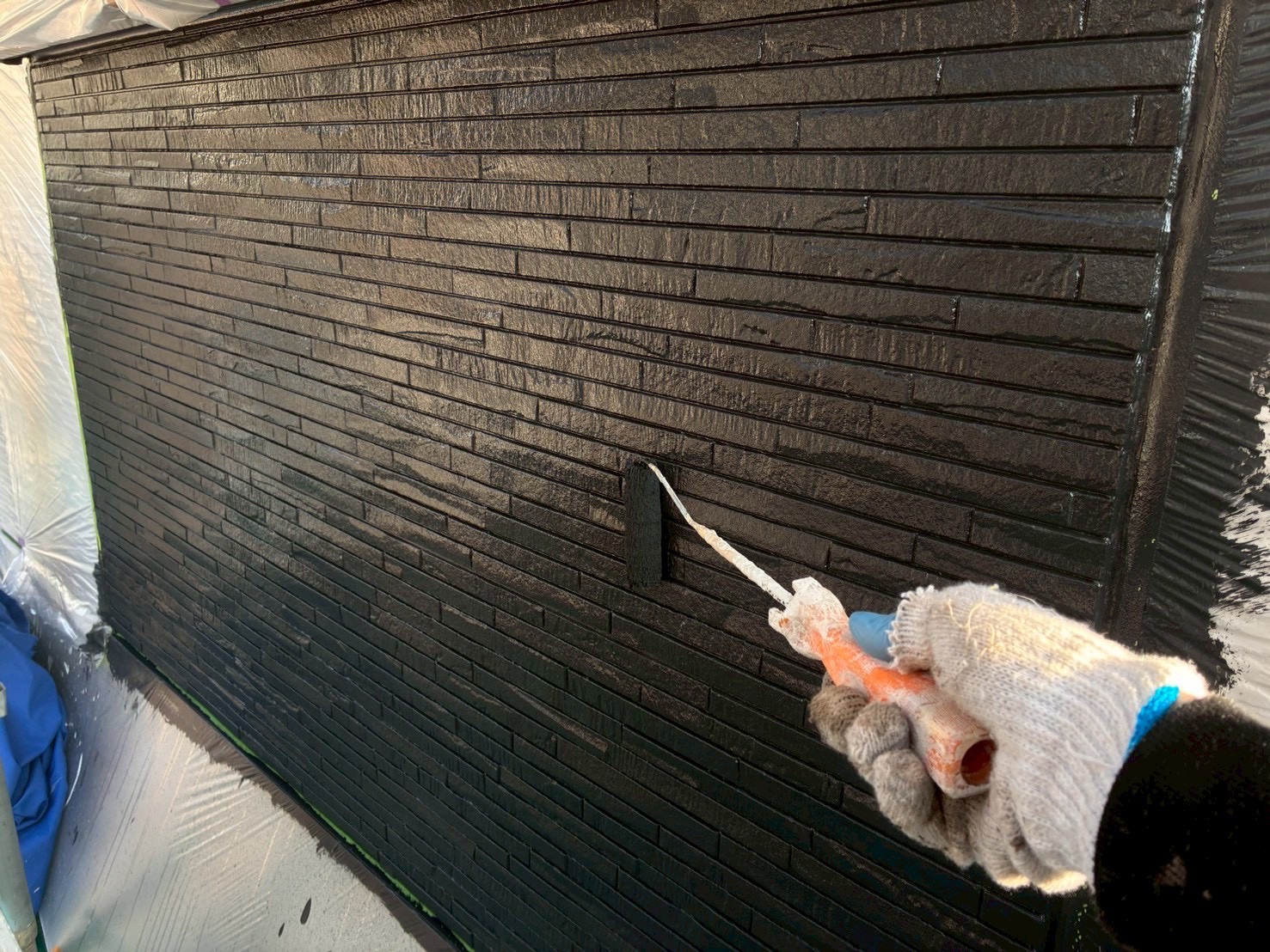 【泉佐野市若宮町】外壁の仕上げとなります中塗りと上塗りの塗装工事をしました