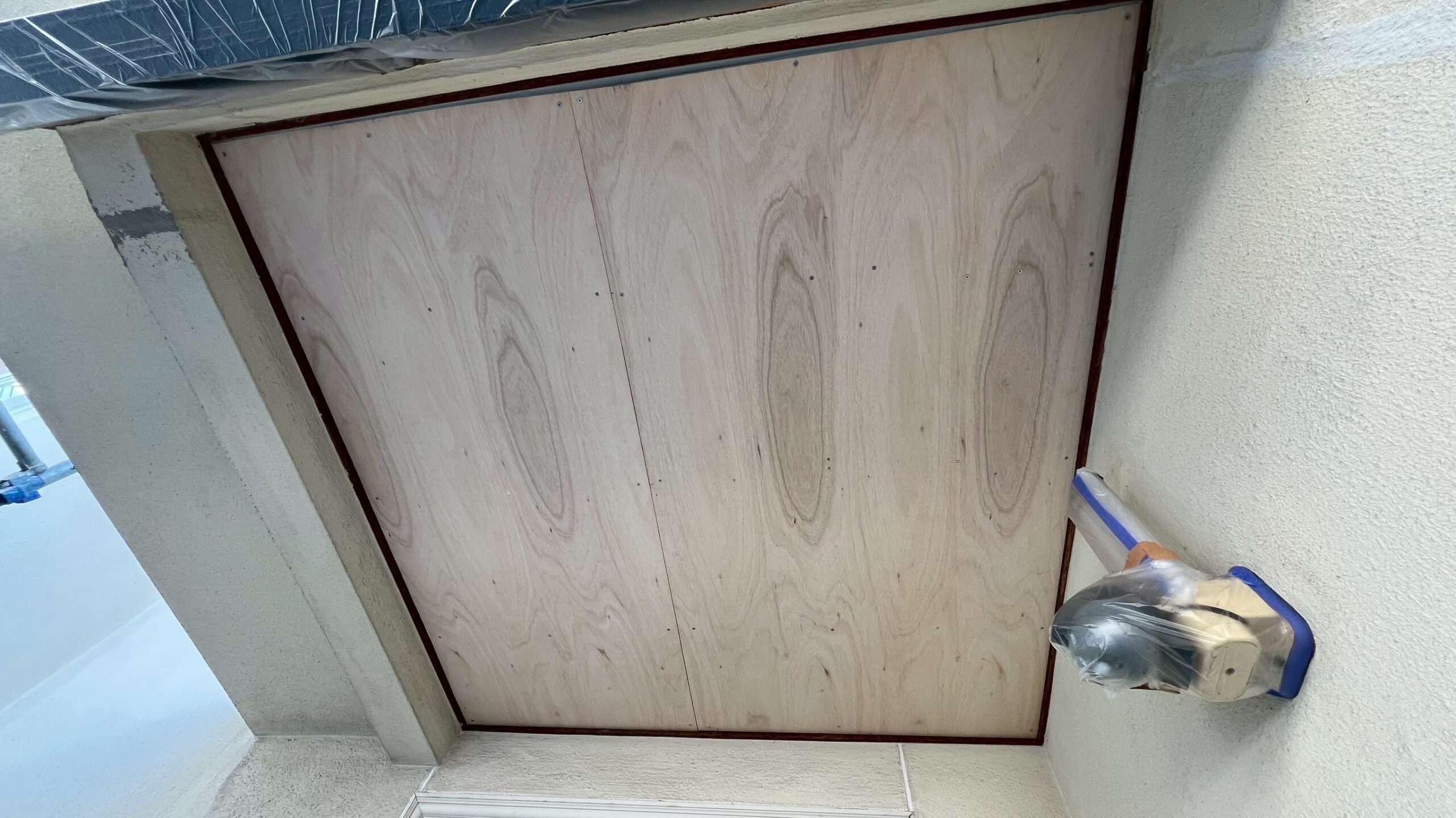 【阪南市和泉鳥取】剥がれたピーリング軒天の上貼りとモルタルで補修した外壁のパターン復旧をしました