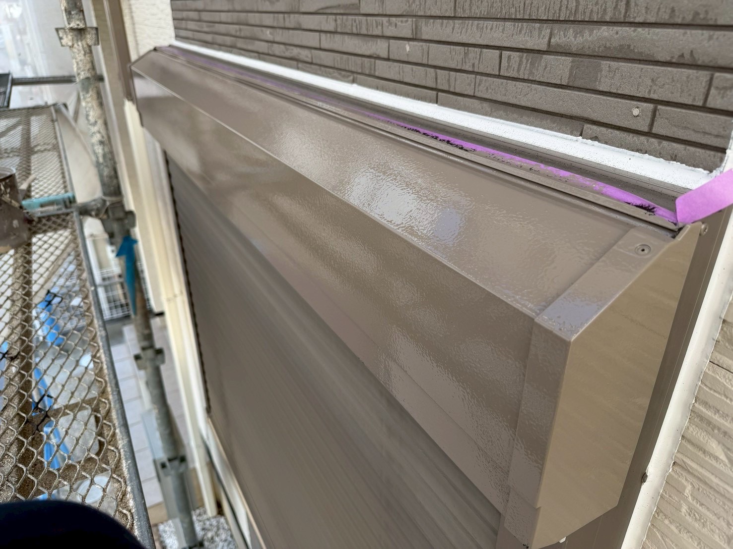 【泉佐野市若宮町】鉄部に錆止めの塗装と付帯部1回目の塗装工事をしました