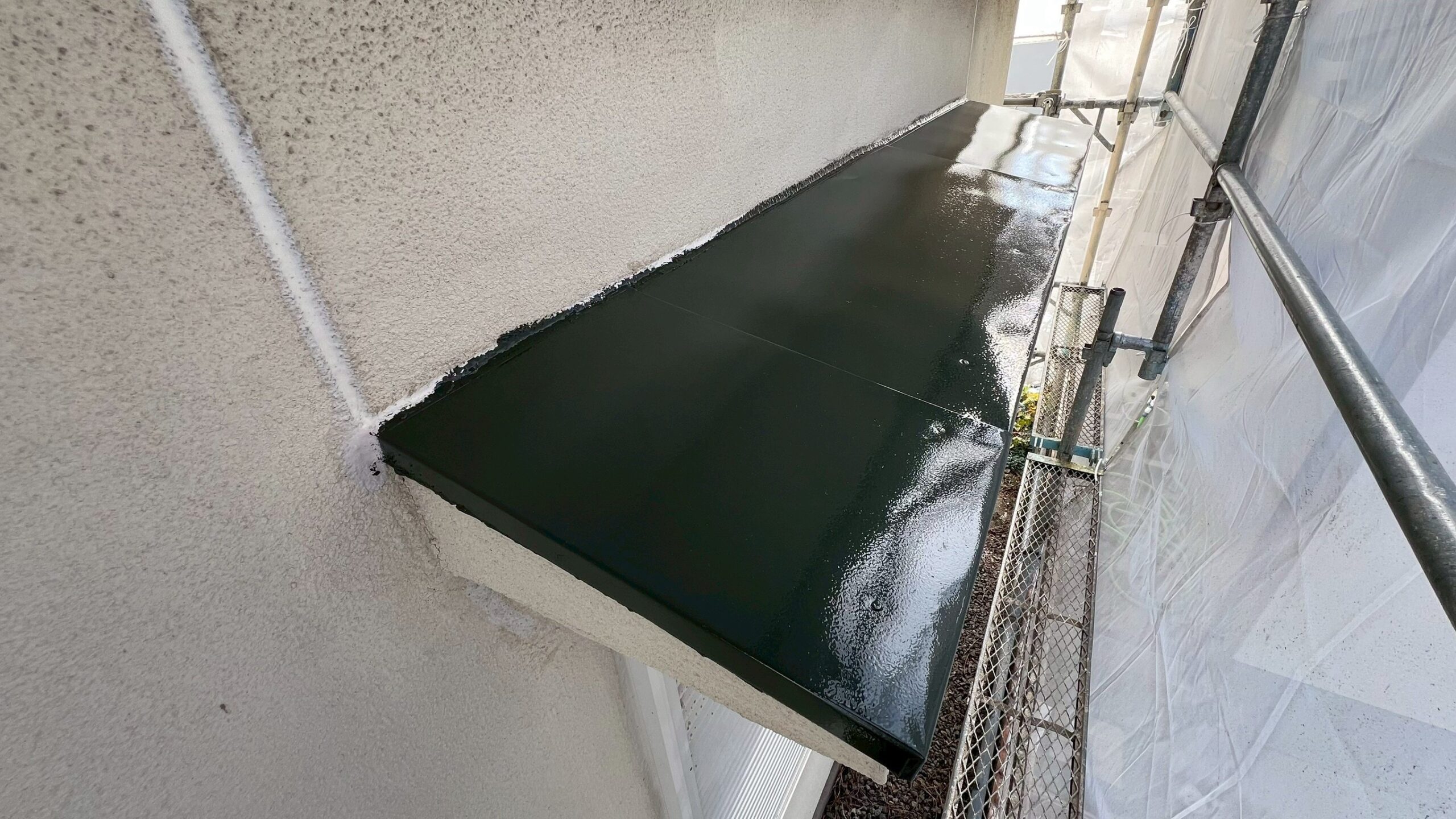 【阪南市和泉鳥取】付帯部1回目の塗装工事と屋根にシーラー塗装をしました