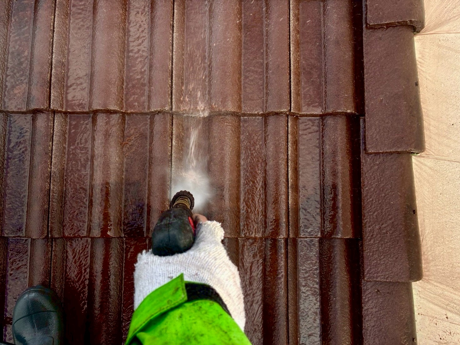 【東大阪市額田町】モニエル瓦に付着した汚れや劣化した旧塗膜を高圧洗浄しました