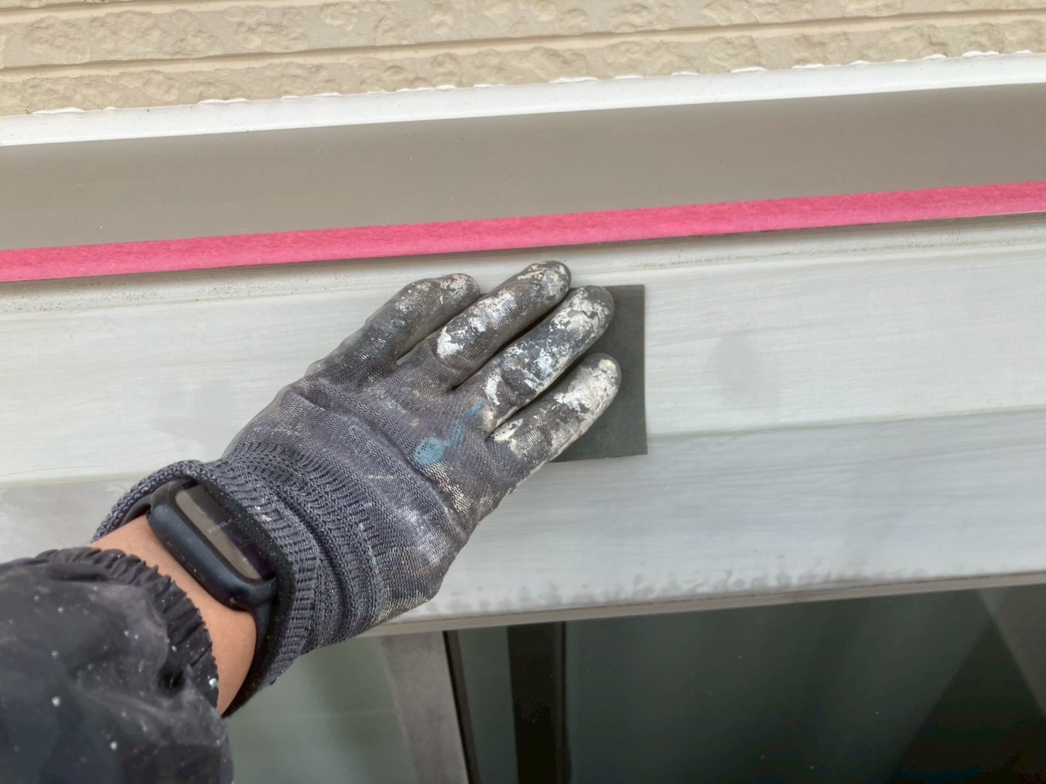 【東大阪市額田町】鉄部に対して錆止めの塗装をケレン作業をしてから作業しました