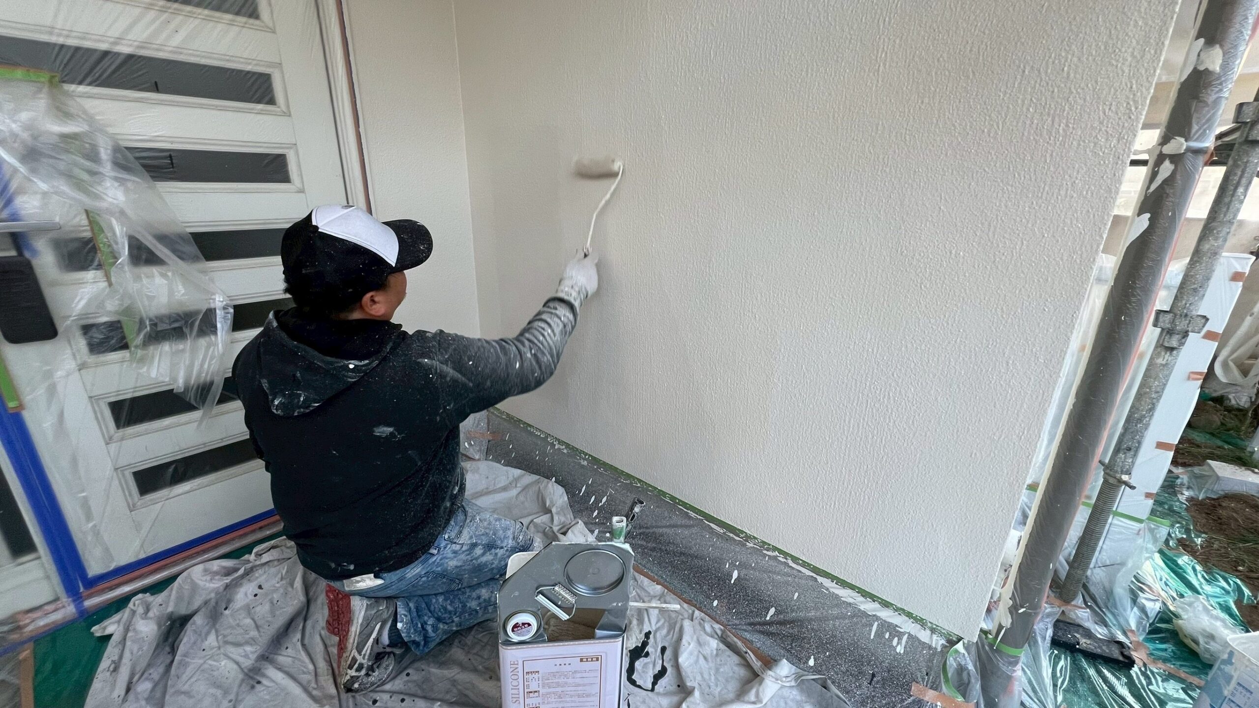 【阪南市和泉鳥取】モルタル外壁に対して1、2回目の塗装工事をしました