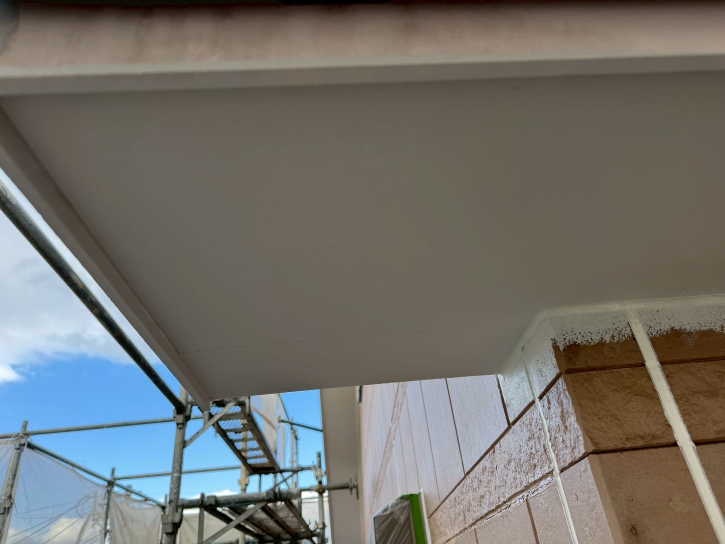 【橿原市醍醐町】天井の塗装と付帯部1階目の塗装工事をしました