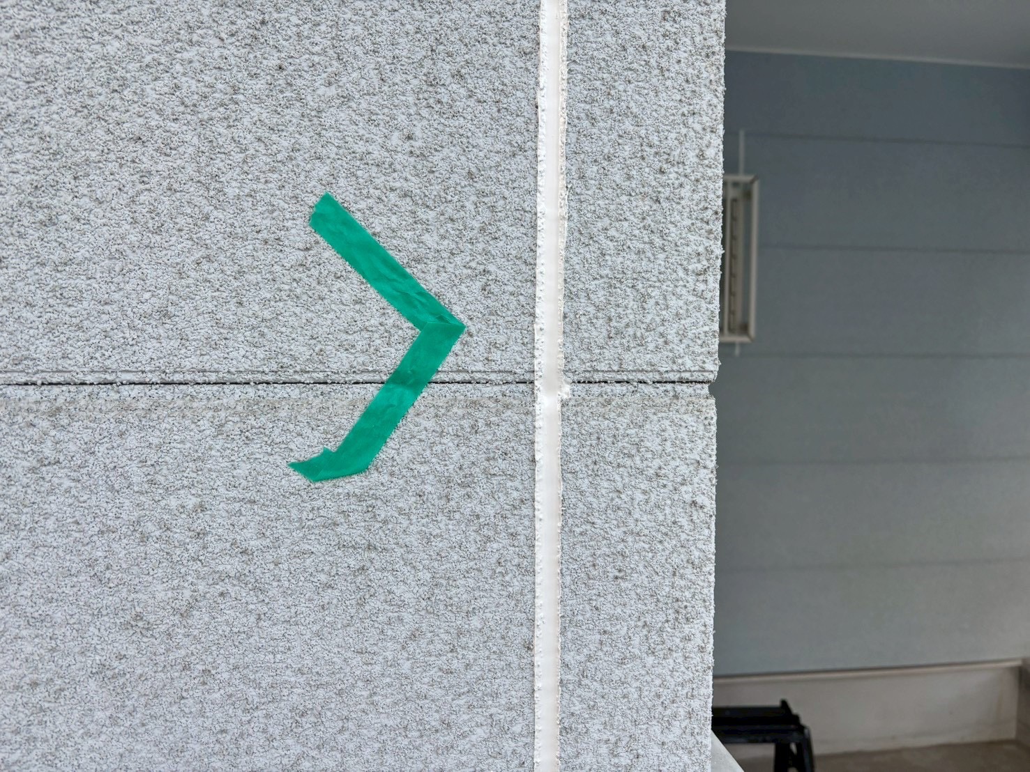 【東大阪市南荘町】継ぎ目に隙間の発生したお家のコーキング工事をしました