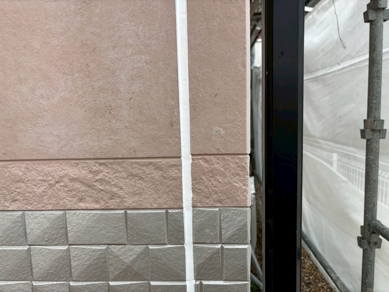 【橿原市醍醐町】経年により隙間の生じてしまったシーリングの撤去・打ち替え工事をしました