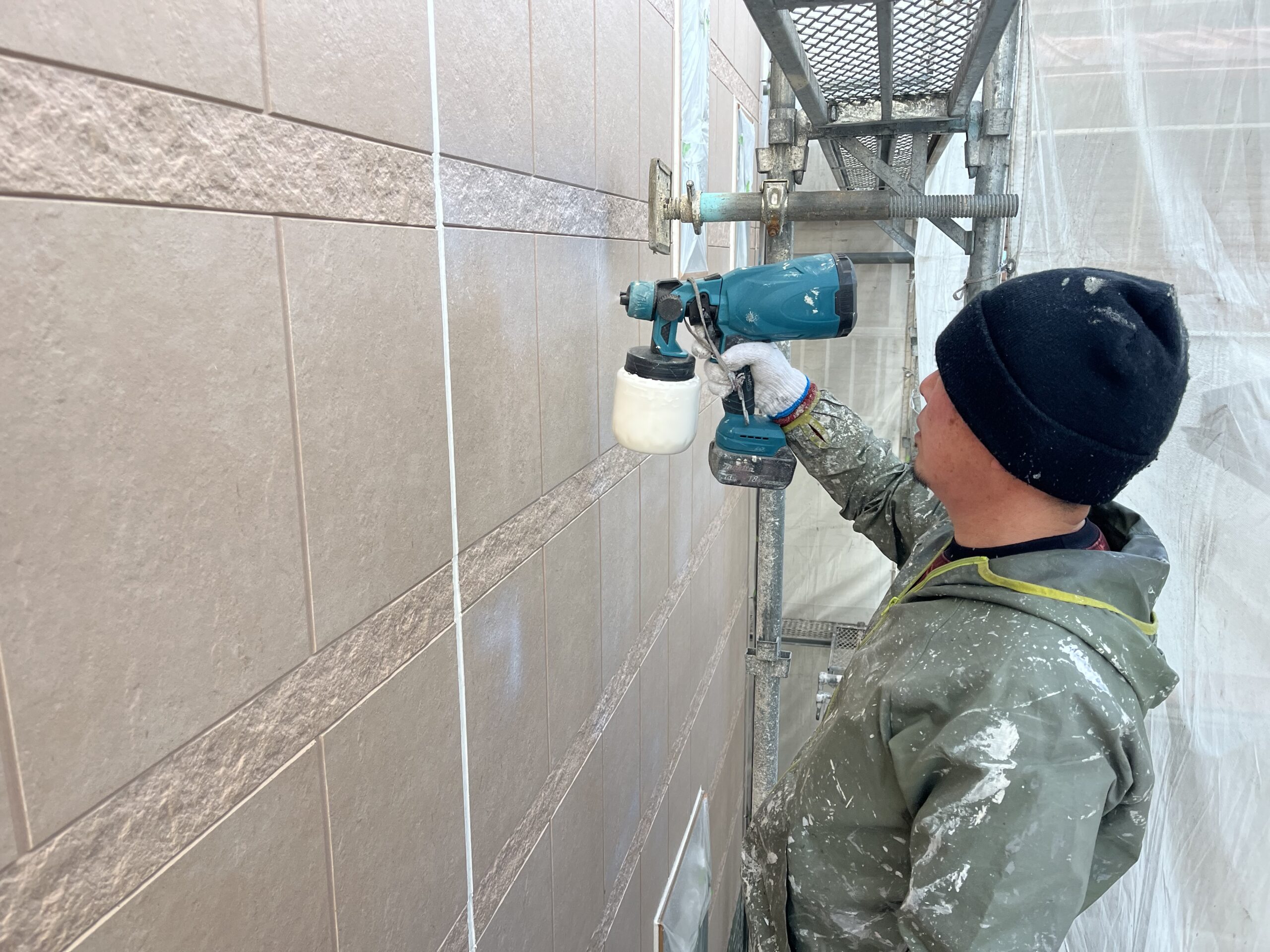 【橿原市醍醐町】難付着サイディングにシーラーと中塗りを塗装しました