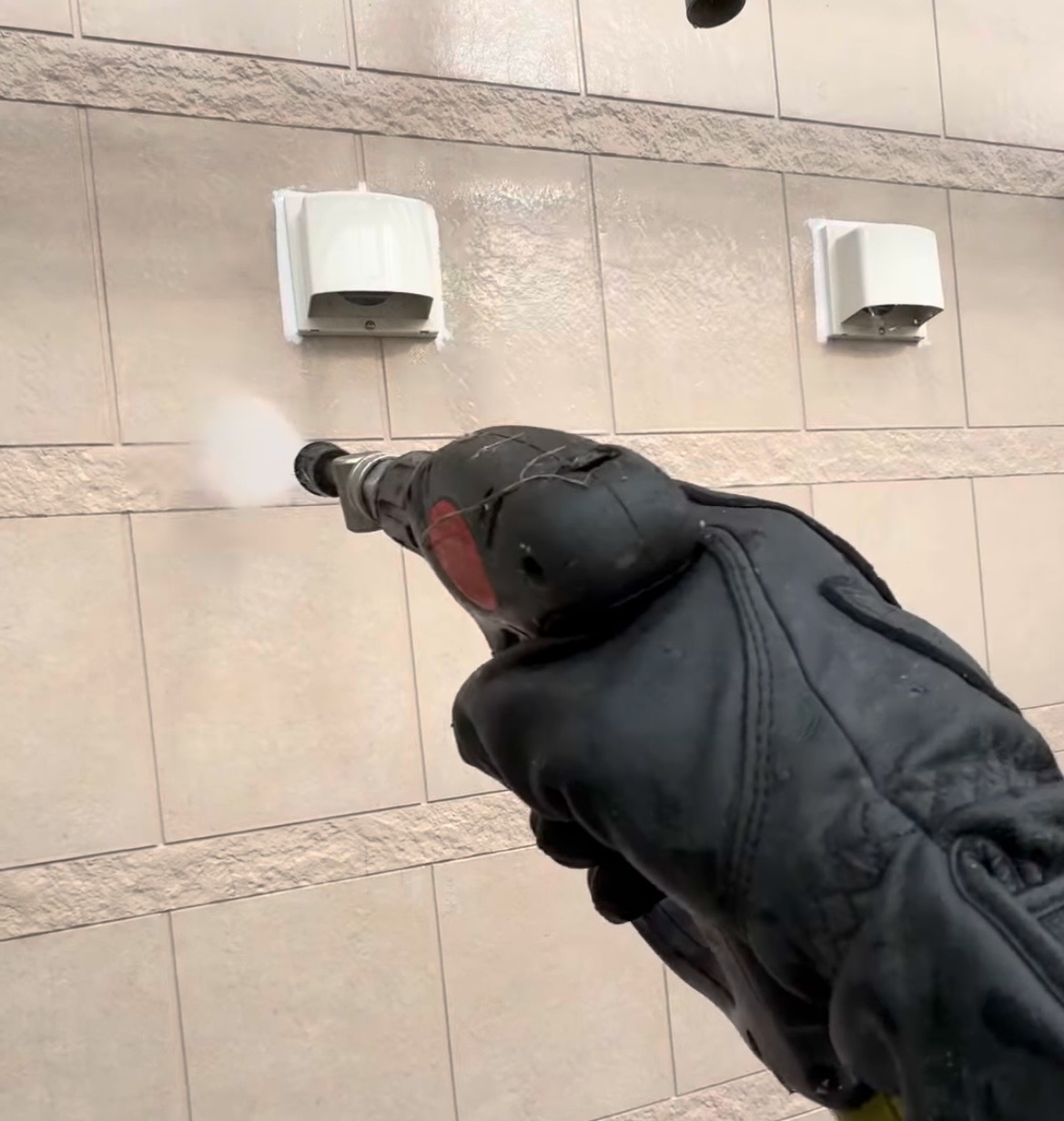 【橿原市醍醐町】苔や汚れの付着した屋根・外壁の高圧洗浄をしました