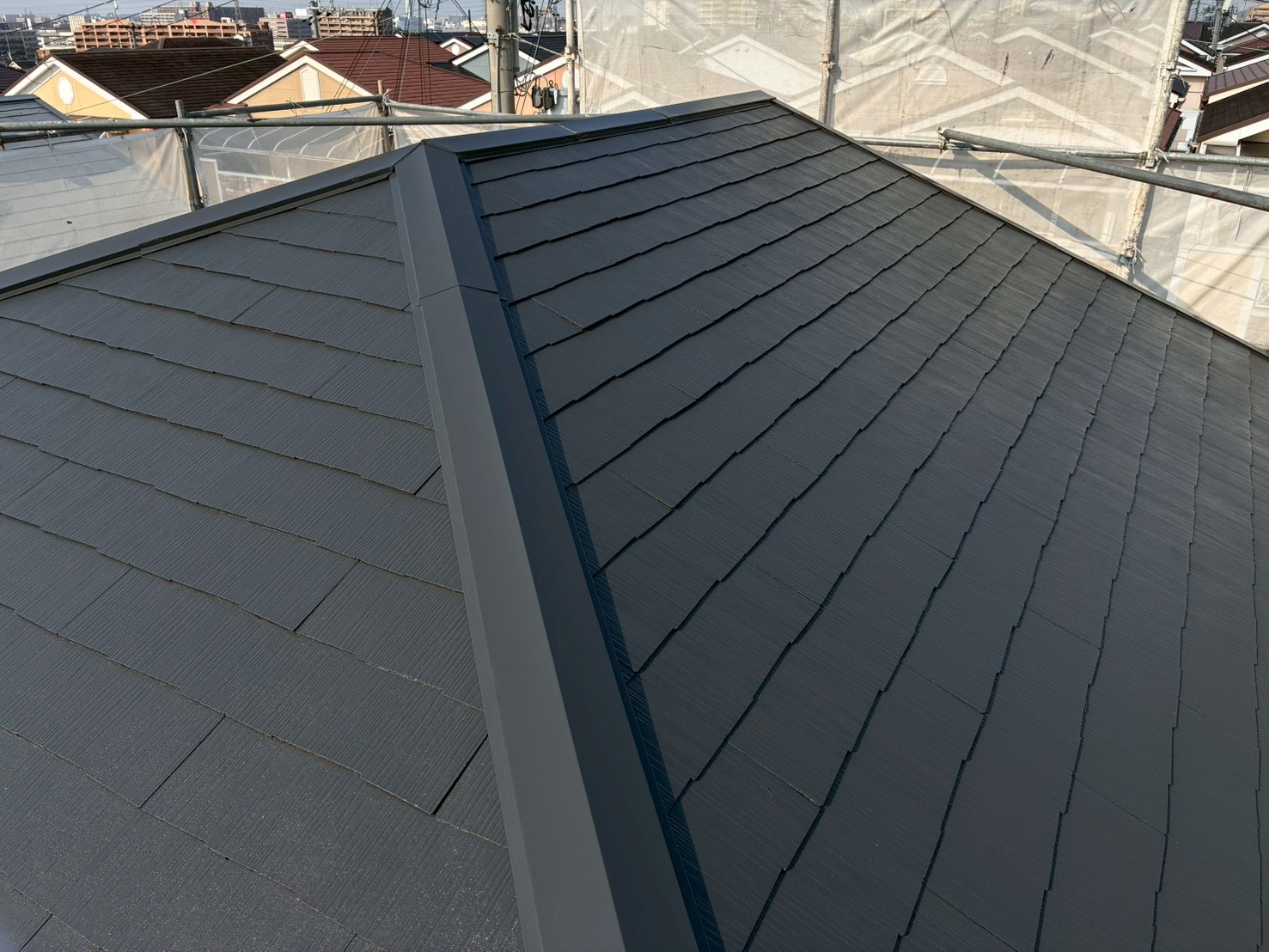 【東大阪市南荘町】劣化したスレート瓦の塗装を縁切りをしてから塗装しました