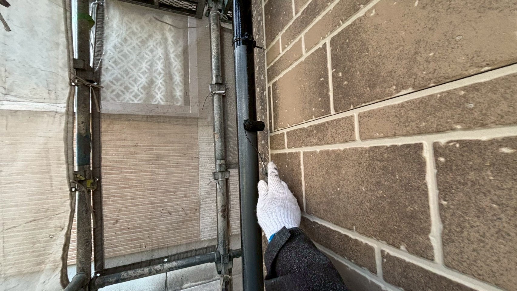 【泉南市信達牧野】雨樋・シャッターボックス等の付帯部1回目と天井の塗装工事をしました