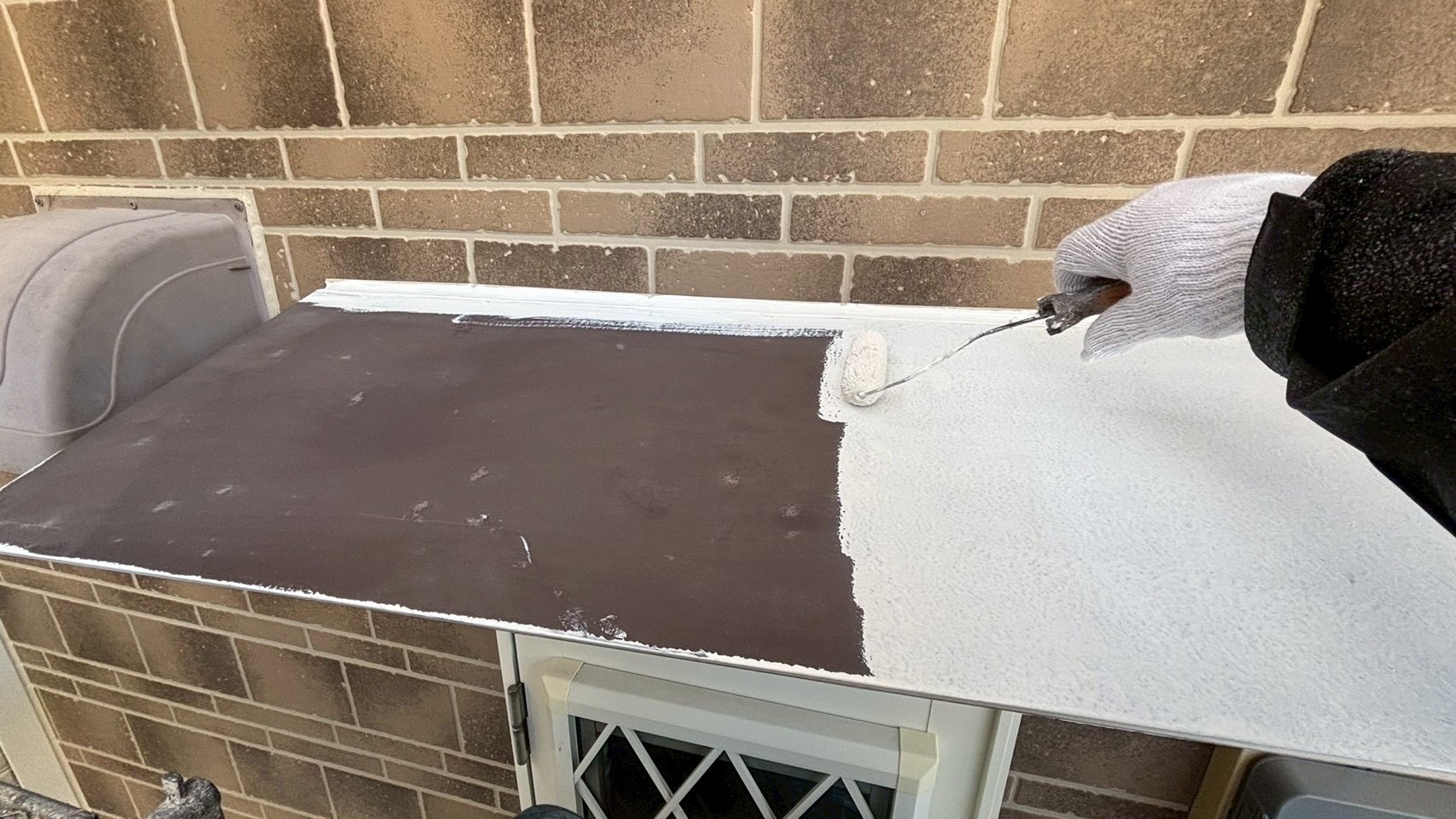 【泉南市信達牧野】鉄部に対してケレン作業をしてから錆止めの塗装工事をしました