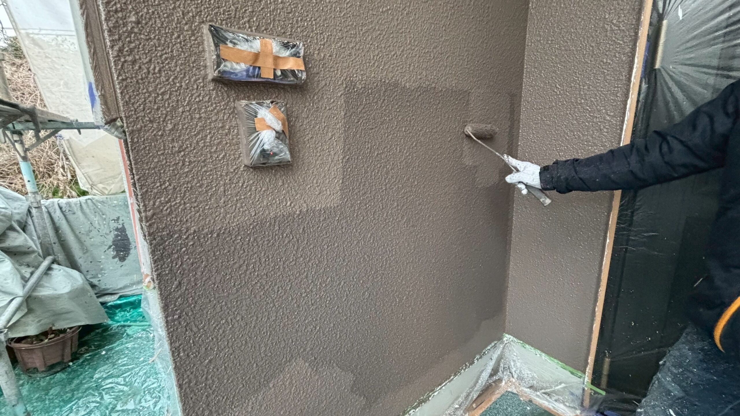 【阪南市自然田】エポサーフ塗装後に白くなった外壁に最高級無機塗料で中塗り・上塗りをしました