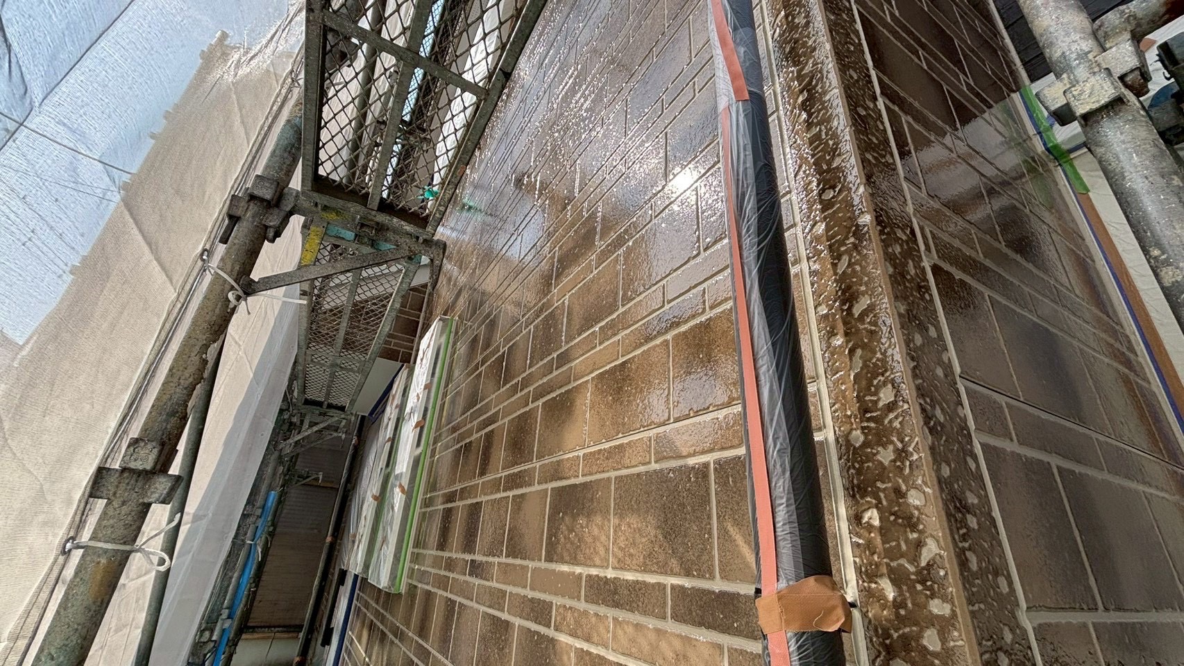 【泉南市信達牧野】サイディングの模様をそのまま残す為にクリヤー塗装をしました