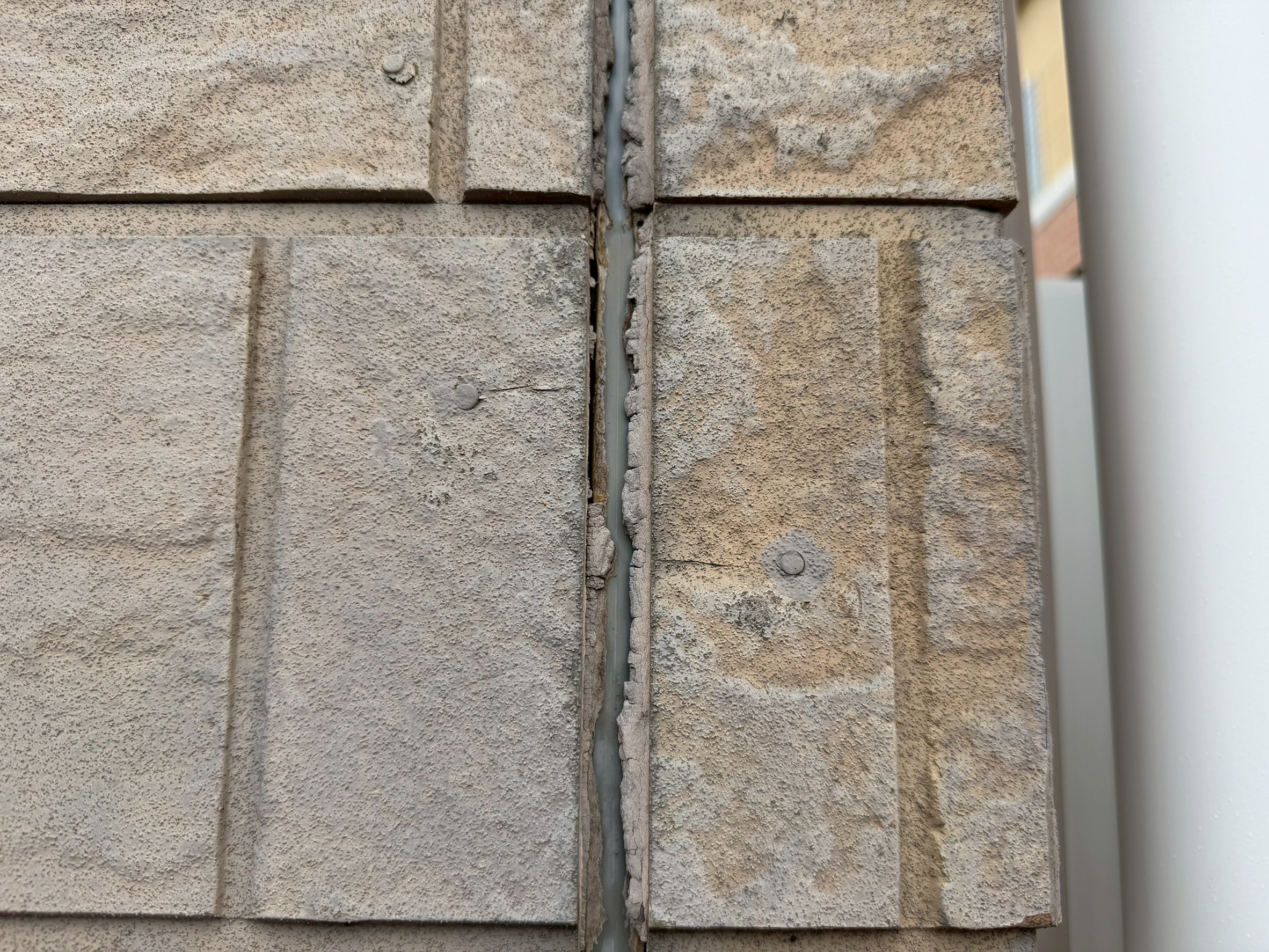 【泉南市信達牧野】シーリングの劣化が目立つサイディングのお家の現地調査へ行きました