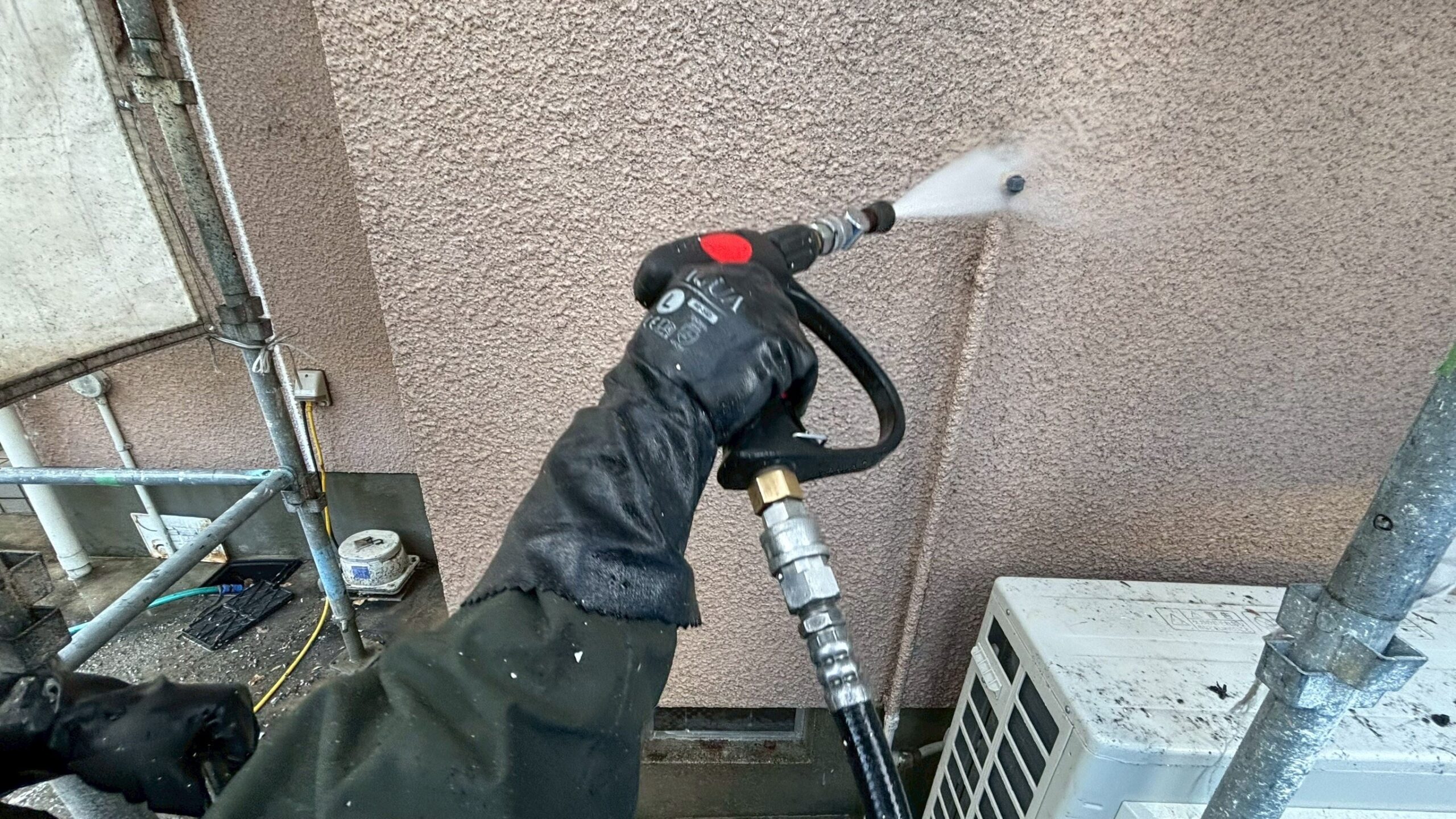 【阪南市自然田】塗装工事の準備工程：外壁屋根の表面に付着している汚れを高圧洗浄にて落としました