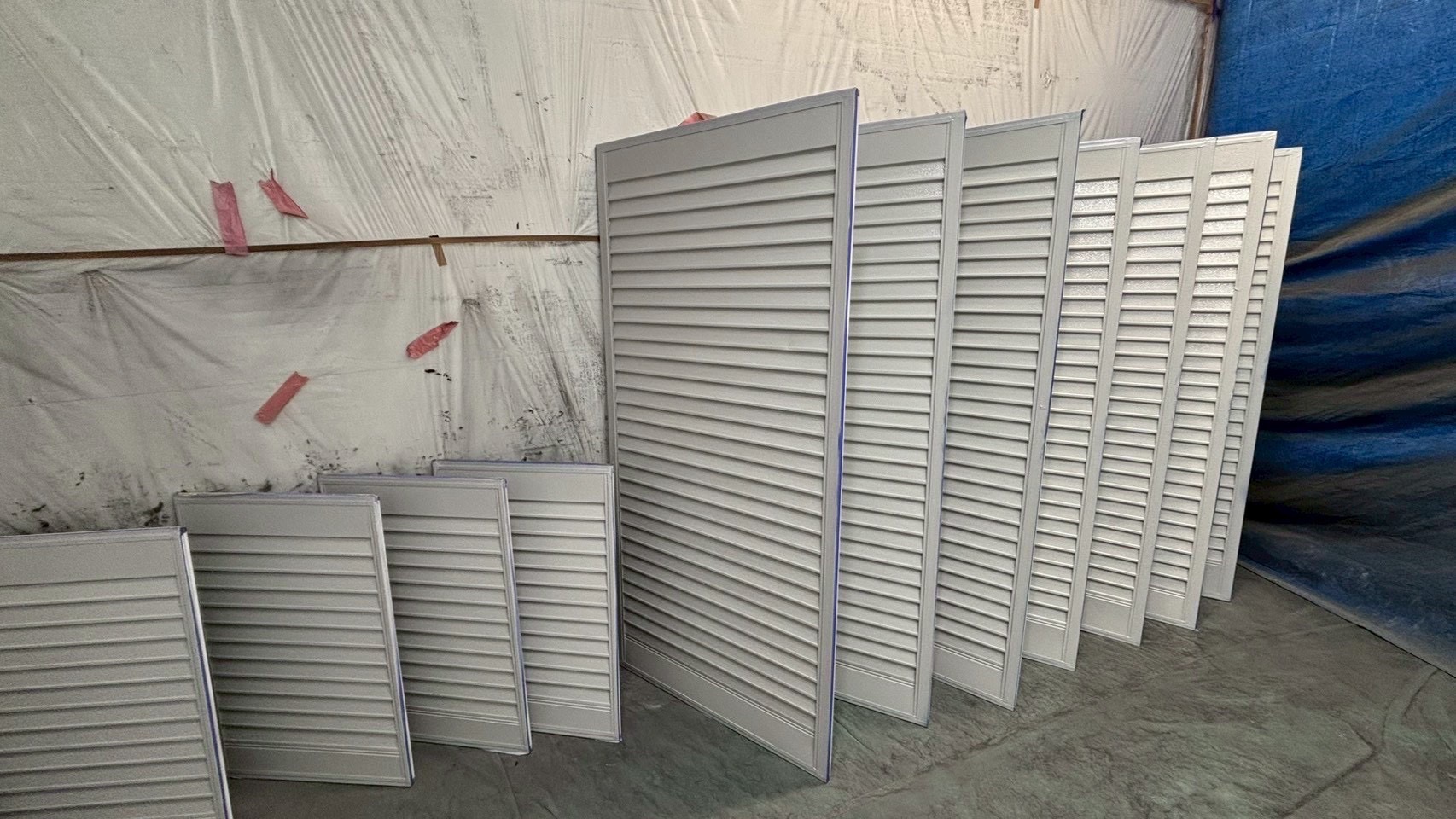 【阪南市自然田】雨天のため、雨戸とダクトカバーを室内で塗装しました