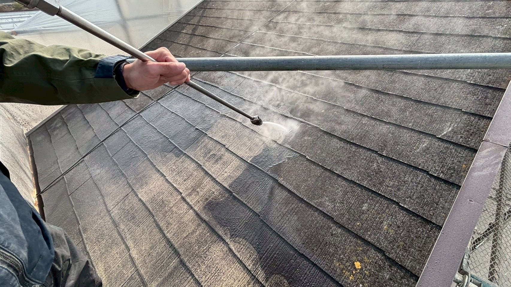 【阪南市自然田】高圧洗浄：屋根と外壁に付着した汚れをしっかり落としました