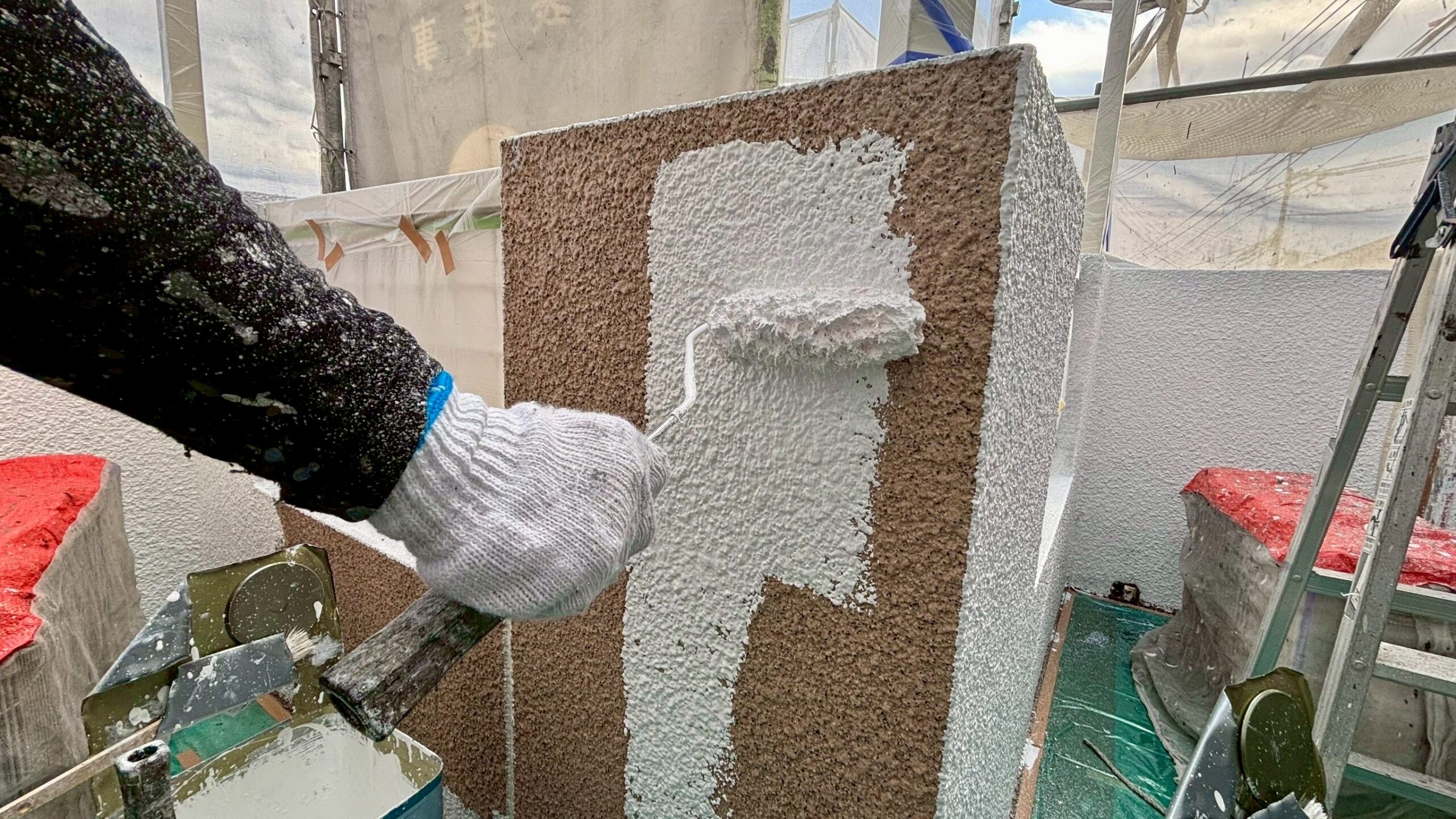 【阪南市自然田】セラミック塗装：弱った外壁を2回の下塗りにてしっかり補強をしました